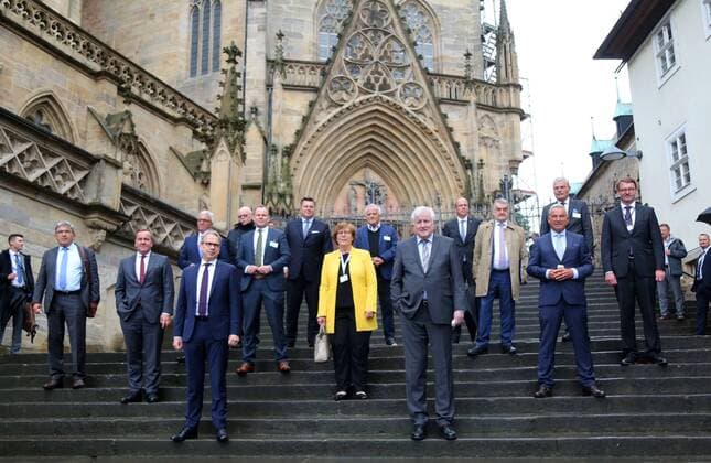 Bilder des Jahres 2020, News 06 Juni News Themen der Woche KW25 News Bilder des Tages Erfurt - Innenministerkonferenz 18.06.2020 , Erfurt, Domplatz, Innenministerkonferenz, im Bild: Gruppenfoto der Innenminister auf den Domstufen, vorn stehen Innenminister Thüringen Georg Maier (SPD) und Bundesinnenminister Horst Seehofer (CSU) *** Erfurt conference of interior ministers 18 06 2020 , Erfurt, Domplatz, conference of interior ministers, in the picture group photo of the interior ministers on the steps of the cathedral, in front are the interior minister of Thuringia Georg Maier SPD and the federal interior minister Horst Seehofer CSU
