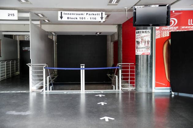 ARNEA NOW! Konzeptvorstellung 18.06.2020 Schilder an den Waenden und Pfeile auf dem Boden fuehren klar gerichtet und im Einbahnstrassen-Prinzip an den Platz Praesentation des ARNEA NOW! Konzepts; 18.06.2020 Koeln LanxessArena NRW Deutschland Copyright: xBEAUTIFULxSPORTS Wunderlx