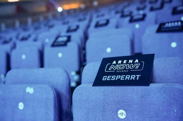 Gesperrte Plätze auf den Rängen zur Einhaltung der Hygienerichtlinien und der Abstandsregeln bei der Pressekonferenz zur Vorstellung des neuen Veranstaltungskonzepts Arena Now! in der Lanxess Arena. Köln, 18.06.2020