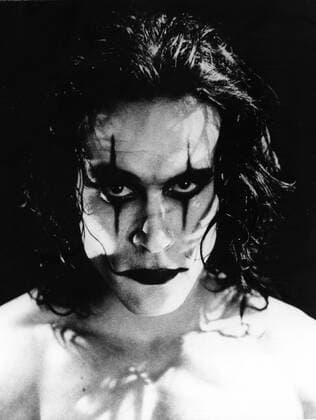 THE CROW THE CROW BRANDON LEE Date: 1994. Strictly editorial use only in conjunction with the promotion of the film. Credit line mandatory. This image is copyright of the film company and is supplied under the terms of issue as film still. No commercial or book cover use permitted without prior consent from the film company.  Mandatory credit line: Image courtesy Ronald Grant Archive Mary Evans