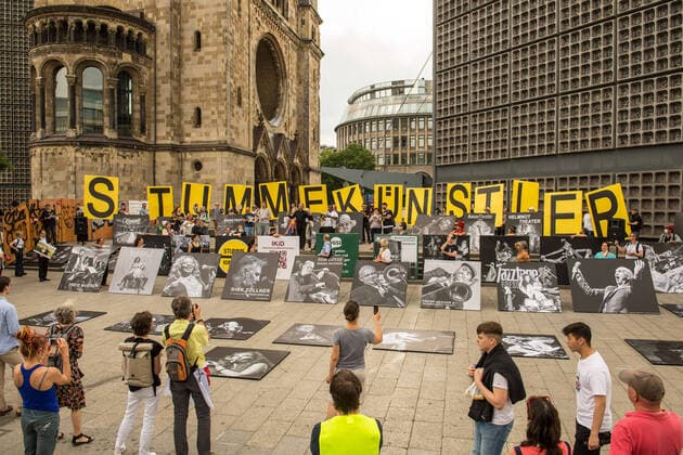 Bilder des Jahres 2020, News 06 Juni News Themen der Woche KW25 Kultur Kuenstler Protest Coronahilfen Protestaktion von Stumme Kuenstler , VGSD e.V, Aktion Ohne Kunst Wird s Still und Initiative Kulturschaffender in Deutschland unter dem Motto ohneunswirdsstill am Donnerstag den 18. Juni 2020 auf dem Berliner Breitscheidplatz. Trotz urspruenglicher Versprechen der Kulturstaatsministerin Monika Gruetters und der Bundesregierung bekommen freischaffende Kuenstler und Kultureinrichtungen in Deutschland so gut wie keine staatliche Unterstuetzung in der Coronakrise. Viele von ihnen muessen mittlerweile Hartz-4 beziehen. Dagegen protestierten am 18.6. in Berlin Kuenstler und Kulturschaffende. Im Bild: Solisten der Berliner Philharmoniker singen die Ode an die Freude von Ludwig van Beethoven. 18.6