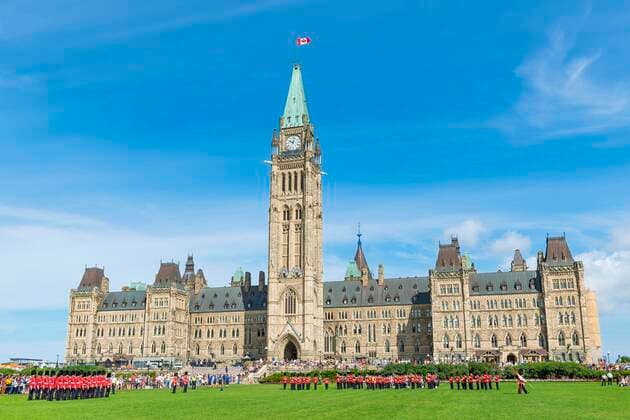 Wachablösung vor dem kanadischen Parlamentsgebäude Centre Block, Parliament Hill, Ottawa, Ontario, Kanada, Nordamerika Copyright: imageBROKER/OliverxGerhard ibloge05772194.jpg