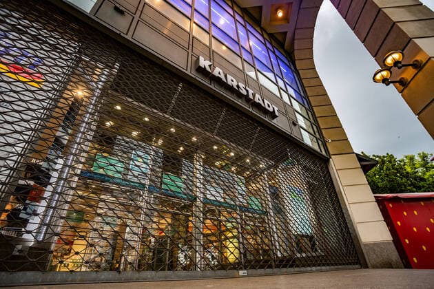 Galeria Karstadt Kaufhof schließt Bundesweit Filialen, Bilder der geschlossenen Karstadt Filiale am Tempelhofer Damm. Viele Passanten blieben stehen und standen vor dem geschlossenen Geschäft. Berlin Berlin Deutschland