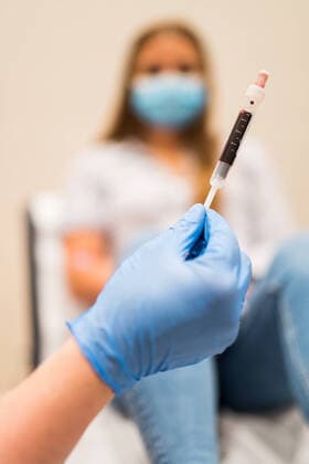Corona Antikörpertest 15.06.2020 Frankfurt x1x Corona Antikörpertest für jedermann im Intercity Hotel (darf nicht genannt werden). Im Bild: Testperson, mit Blut gefülltest Teströhrchen. Frankfurt Frankfurt Hessen Germany