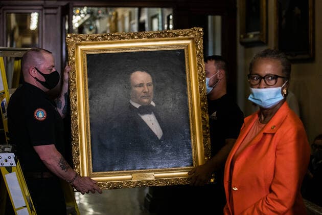 Bilder des Jahres 2020, News 06 Juni News Themen der Woche KW25 June 18, 2020, Washington, District of Columbia, USA: House Clerk Cheryl Johnson looks on as Architect of the Capitol maintenance workers remove a painting of former speaker James Orr of South Carolina, from the east staircase of the Speakers lobby, in the United States Capitol in Washington, DC, Thursday, June 18, 2020 Washington USA - ZUMAs152 20200618_zaa_s152_244 Copyright: xGraemexJenningsx
