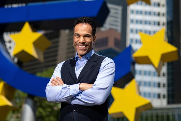 Börsen-Moderator Patrick Dewayne 07.05.2020 Frankfurt x1x Porträt am Euro-Zeichen Willly-Brand-Platz: Börsen-Moderator Patrick Dewayne ist Aktien-Experte und Schauspieler (Bad Banks) bringt sein erstes Sachbuch heraus - Geld kann jeder und du jetzt auch Du -. Frankfurt Frankfurt Hessen Germany *** Stock Exchange Moderator Patrick Dewayne 07 05 2020 Frankfurt x1x Portrait at the Euro sign Willly Brand Platz Stock Exchange Moderator Patrick Dewayne is stock expert and actor Bad Banks brings out his first non-fiction book Money can be anyone and you now also Du Frankfurt Frankfurt Hessen Germany