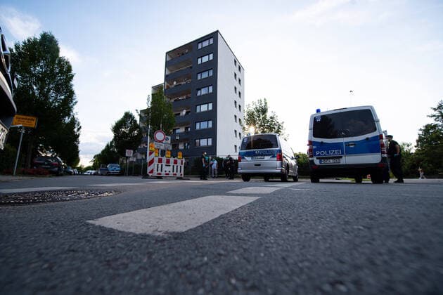 20.06.2020 - Coronavirus - Wohnsiedlung von Tönnies-Mitarbeitern in Quarantäne: In Verl wurde eine gesamte Wohnsiedlung von ausländischen Mitarbeitern des Fleischbetriebs Tönnies in Quarantäne geschickt, Häuser wurden mit Zäunen umringt nach dem über 1000 Mitarbeiter positiv auf das Coronavirus getestet wurden. Im Bild: Polizeiautos vor der abgesperrten Siedlung. Foto: Noah Wedel, Verl Nordrhein-Westfalen Deutschland