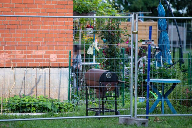 20.06.2020 - Coronavirus - Wohnsiedlung von Tönnies-Mitarbeitern in Quarantäne: Über laufende Entwicklungen des Corona-Ausbruchs von über 1000 Menschen im Fleischbetrieb Tönnies in Rheda-Wiedenbrück spricht die Geschäftsführung in Quarantäne. Im Kreis Gütersloh sind daher über 7000 Menschen in Quarantäne. Im Bild: Eine Bewohnerin in Quarantäne im Garten. Foto: Noah Wedel, Verl Nordrhein-Westfalen Deutschland