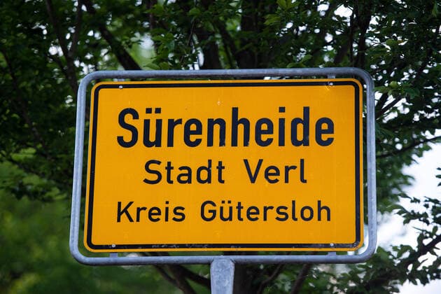 20.06.2020 - Coronavirus - Wohnsiedlung von Tönnies-Mitarbeitern in Quarantäne: Über laufende Entwicklungen des Corona-Ausbruchs von über 1000 Menschen im Fleischbetrieb Tönnies in Rheda-Wiedenbrück spricht die Geschäftsführung in Quarantäne. Im Kreis Gütersloh sind daher über 7000 Menschen in Quarantäne. Im Bild: Ortsschild der Wohnungssiedlung in Sürenheide. Foto: Noah Wedel, Verl Nordrhein-Westfalen Deutschland