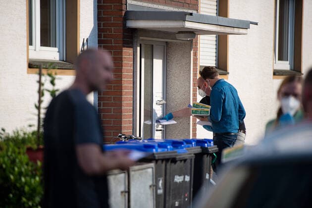 20.06.2020 - Coronavirus - Wohnsiedlung von Tönnies-Mitarbeitern in Quarantäne: Über laufende Entwicklungen des Corona-Ausbruchs von über 1000 Menschen im Fleischbetrieb Tönnies in Rheda-Wiedenbrück spricht die Geschäftsführung in Quarantäne. Im Kreis Gütersloh sind daher über 7000 Menschen in Quarantäne. Im Bild: Mitarbeiter des Gesundheitsamtes legen Briefe mit Informationen in die Briefkästen. Foto: Noah Wedel, Verl Nordrhein-Westfalen Deutschland