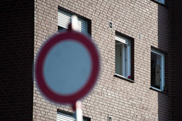 20.06.2020 - Coronavirus - Wohnsiedlung von Tönnies-Mitarbeitern in Quarantäne: Über laufende Entwicklungen des Corona-Ausbruchs von über 1000 Menschen im Fleischbetrieb Tönnies in Rheda-Wiedenbrück spricht die Geschäftsführung in Quarantäne. Im Kreis Gütersloh sind daher über 7000 Menschen in Quarantäne. Im Bild: Ein Durchfahrtverboten Schild mit dem abgesperrten Wohnhaus. Foto: Noah Wedel, Verl Nordrhein-Westfalen Deutschland
