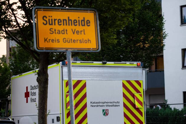 20.06.2020 - Coronavirus - Wohnsiedlung von Tönnies-Mitarbeitern in Quarantäne: In Verl wurde eine gesamte Wohnsiedlung von ausländischen Mitarbeitern des Fleischbetriebs Tönnies in Quarantäne geschickt, Häuser wurden mit Zäunen umringt nach dem über 1000 Mitarbeiter positiv auf das Coronavirus getestet wurden. Im Bild: Der Katastrophenschutz rückt an. Foto: Noah Wedel, Verl Nordrhein-Westfalen Deutschland