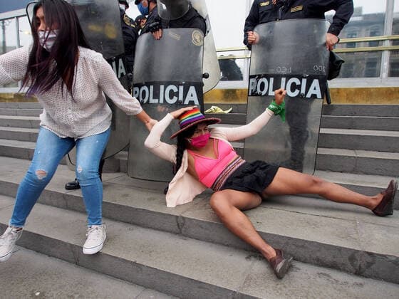 Bilder des Jahres 2020, News 06 Juni News Themen der Woche KW25 June 20, 2020, Lima, Lima, Peru: Women beaten by the police when feminist demonstrators using masks, due to Covid-19, organizes a sit-in in front of the prosecutorÃ‚Â s office in Lima, in protest against gender violence and femicides Lima Peru - ZUMAg240 20200620_zip_g240_017 Copyright: xCarlosxGarciaxGranthonx