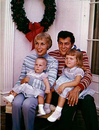 JANET LEIGH, TONY CURTIS AND FAMILY BOTTOM LEFT, JAMIE LEE C JANET LEIGH, TONY CURTIS AND FAMILY BOTTOM LEFT, JAMIE LEE CURTIS, BOTTOM RIGHT KELLY CURTIS. Strictly editorial use only in conjunction with the promotion of the film. Credit line mandatory. This image is copyright of the film company and is supplied under the terms of issue as film still. No commercial or book cover use permitted without prior consent from the film company.  Mandatory credit line: Image courtesy Ronald Grant Archive Mary Evans