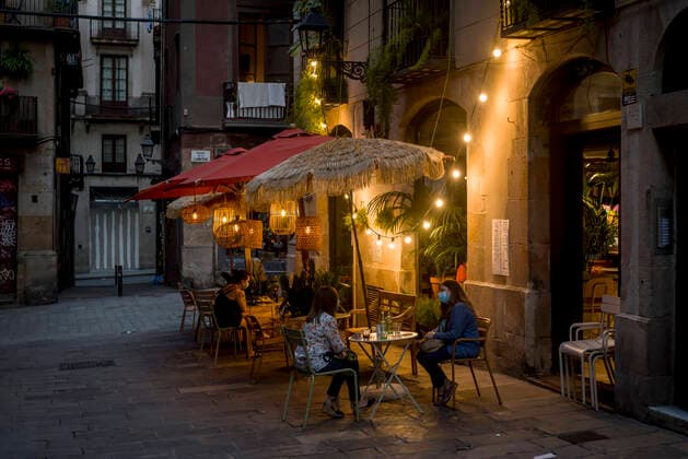 June 20, 2020, Barcelona, Catalonia, Spain: On this Saturday afternoon, people enjoys in a bar terrace of the Gothic Quarter in Barcelona. On Sunday June 21, Spain will enter the new normality and, after three months, the state of alarm will come to the end. Barcelona Spain - ZUMAb137 20200620_zap_b137_019 Copyright: xJordixBoixareux