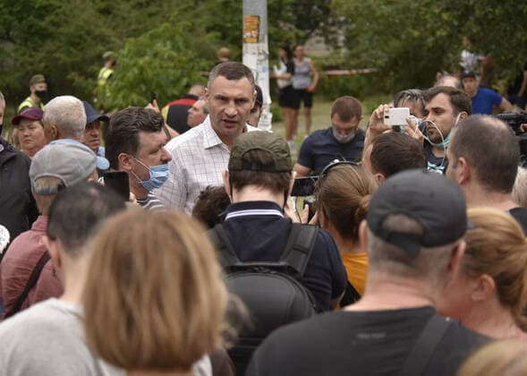 Bilder des Jahres 2020, Entertainment 06 Juni Entertainment Themen der Woche KW25 News Bilder des Tages KIEV, UKRAINE - JUNE 21, 2020: Mayor of Kiev Vitali Klitschko (C back) talks to people at the scene of a gas explosion in a block of flats at Hryhorenko Street in Darnytskyi District of Kiev. At least two people died in the blast, which destroyed several flats on four floors. Sergei Plachkov TASS  TS0DD659