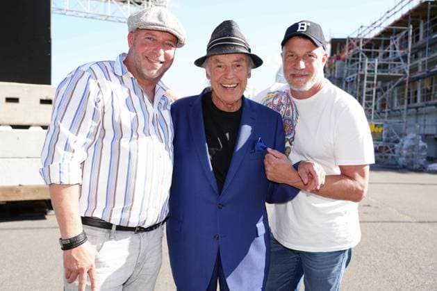 Mit seinem Programm Marc MarshallÕs Welt der Musik, machte der Top-Musiker Halt auf der Buehne im Autokino. Mit dabei Bruder Pascal und Vater Tony Marc Marshall, Pascal Marshall, Tony Marshall Mit seinem Programm Marc MarshallÕs Welt der Musik, machte der Top-Musiker Halt auf der Buehne im Autokino. Mit dabei Bruder Pascal und Vater Tony, Deutschland, Karlsruhe, Messeplatz, Autokino, 21.06.2020