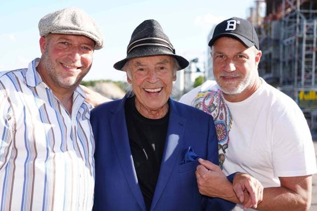 Mit seinem Programm Marc MarshallÕs Welt der Musik, machte der Top-Musiker Halt auf der Buehne im Autokino. Mit dabei Bruder Pascal und Vater Tony Marc Marshall, Pascal Marshall, Tony Marshall Mit seinem Programm Marc MarshallÕs Welt der Musik, machte der Top-Musiker Halt auf der Buehne im Autokino. Mit dabei Bruder Pascal und Vater Tony, Deutschland, Karlsruhe, Messeplatz, Autokino, 21.06.2020