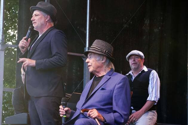 Mit seinem Programm Marc MarshallÕs Welt der Musik, machte der Top-Musiker Halt auf der Buehne im Autokino. Mit dabei Bruder Pascal und Vater Tony Marc Marshall, Pascal Marshall, Tony Marshall Mit seinem Programm Marc MarshallÕs Welt der Musik, machte der Top-Musiker Halt auf der Buehne im Autokino. Mit dabei Bruder Pascal und Vater Tony, Deutschland, Karlsruhe, Messeplatz, Autokino, 21.06.2020