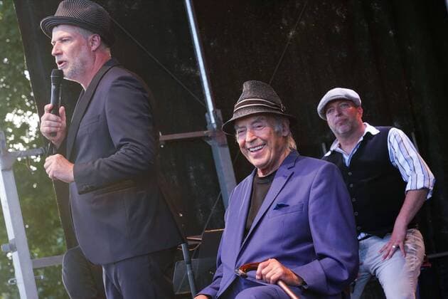 Mit seinem Programm Marc MarshallÕs Welt der Musik, machte der Top-Musiker Halt auf der Buehne im Autokino. Mit dabei Bruder Pascal und Vater Tony Marc Marshall, Pascal Marshall, Tony Marshall Mit seinem Programm Marc MarshallÕs Welt der Musik, machte der Top-Musiker Halt auf der Buehne im Autokino. Mit dabei Bruder Pascal und Vater Tony, Deutschland, Karlsruhe, Messeplatz, Autokino, 21.06.2020