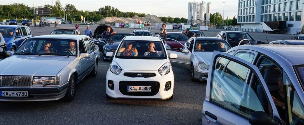Mit seinem Programm Marc MarshallÕs Welt der Musik, machte der Top-Musiker Halt auf der Buehne im Autokino. Mit dabei Bruder Pascal und Vater Tony Die Marshall Fans sitzen in den Autos Mit seinem Programm Marc MarshallÕs Welt der Musik, machte der Top-Musiker Halt auf der Buehne im Autokino. Mit dabei Bruder Pascal und Vater Tony, Deutschland, Karlsruhe, Messeplatz, Autokino, 21.06.2020