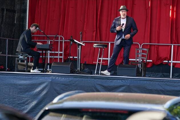 Mit seinem Programm Marc MarshallÕs Welt der Musik, machte der Top-Musiker Halt auf der Buehne im Autokino. Mit dabei Bruder Pascal und Vater Tony Marc Marshall (1963) Mit seinem Programm Marc MarshallÕs Welt der Musik, machte der Top-Musiker Halt auf der Buehne im Autokino. Mit dabei Bruder Pascal und Vater Tony, Deutschland, Karlsruhe, Messeplatz, Autokino, 21.06.2020