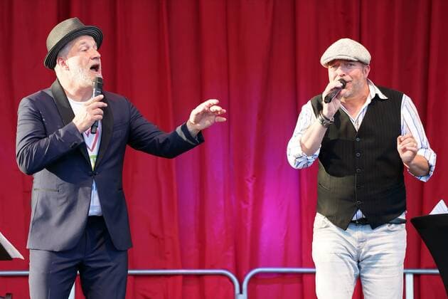 Mit seinem Programm Marc MarshallÕs Welt der Musik, machte der Top-Musiker Halt auf der Buehne im Autokino. Mit dabei Bruder Pascal und Vater Tony Marc Marshall und Brunder Pascal Mit seinem Programm Marc MarshallÕs Welt der Musik, machte der Top-Musiker Halt auf der Buehne im Autokino. Mit dabei Bruder Pascal und Vater Tony, Deutschland, Karlsruhe, Messeplatz, Autokino, 21.06.2020