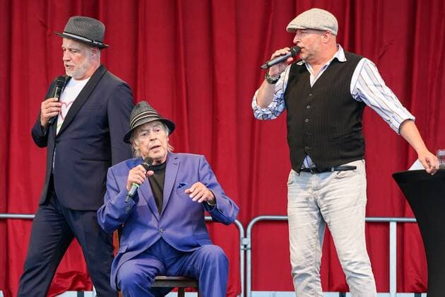 Mit seinem Programm Marc MarshallÕs Welt der Musik, machte der Top-Musiker Halt auf der Buehne im Autokino. Mit dabei Bruder Pascal und Vater Tony Marc Marshall, Pascal Marshall, Tony Marshall Mit seinem Programm Marc MarshallÕs Welt der Musik, machte der Top-Musiker Halt auf der Buehne im Autokino. Mit dabei Bruder Pascal und Vater Tony, Deutschland, Karlsruhe, Messeplatz, Autokino, 21.06.2020
