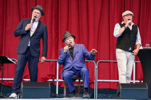 Mit seinem Programm Marc MarshallÕs Welt der Musik, machte der Top-Musiker Halt auf der Buehne im Autokino. Mit dabei Bruder Pascal und Vater Tony Marc Marshall, Pascal Marshall, Tony Marshall Mit seinem Programm Marc MarshallÕs Welt der Musik, machte der Top-Musiker Halt auf der Buehne im Autokino. Mit dabei Bruder Pascal und Vater Tony, Deutschland, Karlsruhe, Messeplatz, Autokino, 21.06.2020
