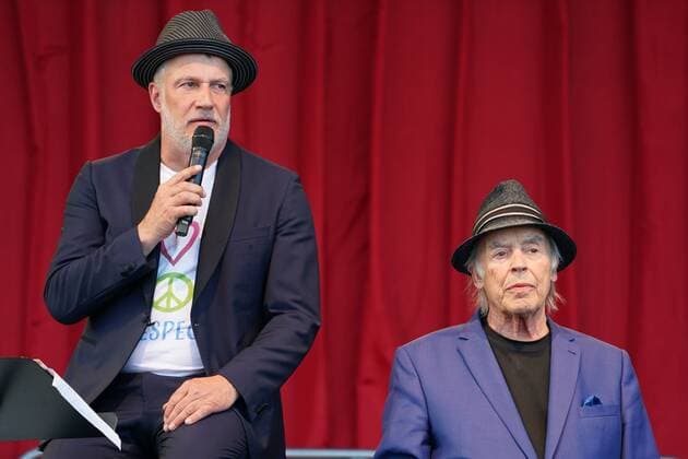 Mit seinem Programm Marc MarshallÕs Welt der Musik, machte der Top-Musiker Halt auf der Buehne im Autokino. Mit dabei Bruder Pascal und Vater Tony Marc Marshall, Tony Marshall Mit seinem Programm Marc MarshallÕs Welt der Musik, machte der Top-Musiker Halt auf der Buehne im Autokino. Mit dabei Bruder Pascal und Vater Tony, Deutschland, Karlsruhe, Messeplatz, Autokino, 21.06.2020
