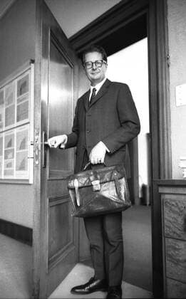 Hans-Jochen Vogel * 3. Februar 1926 in Göttingen ist ein deutscher Politiker (SPD). Vogel war von 1960 bis 1972 Oberbürgermeister von München 1969 69-4-229 Oberbürgermeister Hans Jochen Vogel Amtszimmer Rathaus mit seiner berühmten Aktentasche aus seiner Studentenzeit *** Hans Jochen Vogel 3 February 1926 in Göttingen is a German politician SPD Vogel was Lord Mayor of Munich from 1960 to 1972 1969 69 4 229 Lord Mayor Hans Jochen Vogel office Town Hall with his famous briefcase from his student days Copyright: xHeinzxGebhardtx