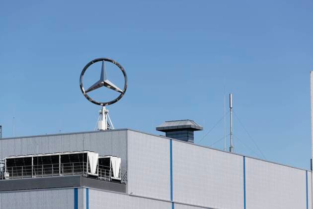 Mercedes-Benz Werk Ludwigsfelde 2020-06-22, Ludwigsfelde, Deutschland - Südtor des Transporter-Werks der Meccedes-Benz GmbH in Ludwigsfelde im Süden vor Berlin, wo der Sprinter vom Band rollt. *** Mercedes Benz plant Ludwigsfelde 2020 06 22, Ludwigsfelde, Germany South gate of the Transporter plant of Meccedes Benz GmbH in Ludwigsfelde in the south of Berlin, where the Sprinter rolls off the assembly line