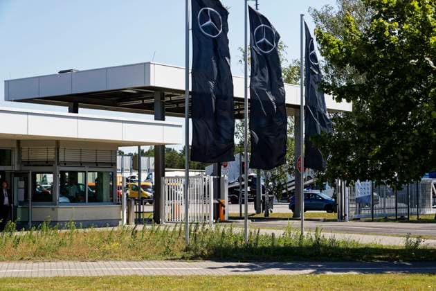 Mercedes-Benz Werk Ludwigsfelde 2020-06-22, Ludwigsfelde, Deutschland - Südtor des Transporter-Werks der Meccedes-Benz GmbH in Ludwigsfelde im Süden vor Berlin, wo der Sprinter vom Band rollt. *** Mercedes Benz plant Ludwigsfelde 2020 06 22, Ludwigsfelde, Germany South gate of the Transporter plant of Meccedes Benz GmbH in Ludwigsfelde in the south of Berlin, where the Sprinter rolls off the assembly line