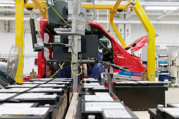 Springer-Produktion bei Mercedes-Benz in Ludwigsfelde 2020-06-22, Ludwigsfelde, Deutschland - Mercedes-Benz Werk in Ludwigsfelde bei Berlin, wo der Sprinter vom Band rollt. *** Springer production at Mercedes Benz in Ludwigsfelde 2020 06 22, Ludwigsfelde, Germany Mercedes Benz plant in Ludwigsfelde near Berlin, where the Sprinter rolls off the assembly line