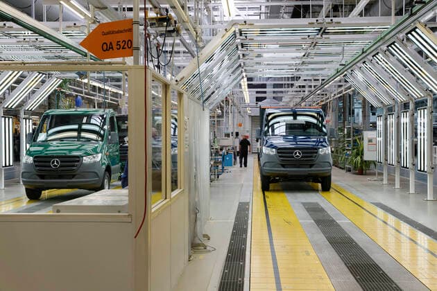 Springer-Produktion bei Mercedes-Benz in Ludwigsfelde 2020-06-22, Ludwigsfelde, Deutschland - Mercedes-Benz Werk in Ludwigsfelde bei Berlin, wo der Sprinter vom Band rollt. Im Bild die Qualitätskontrolle. *** Springer production at Mercedes Benz in Ludwigsfelde 2020 06 22, Ludwigsfelde, Germany Mercedes Benz plant in Ludwigsfelde near Berlin, where the Sprinter rolls off the assembly line In the picture the quality control