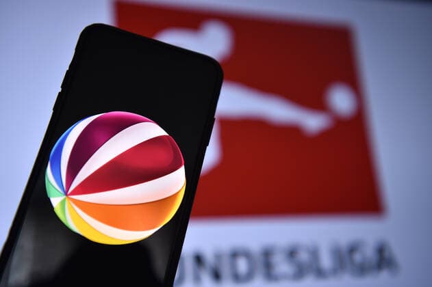 TV-Hammer Sat.1 kauft Bundesliga Live-Rechte Sat.1 schlägt bei der Vergabe der Bundesliga TV-Rechte zu. Der Free-TV Sender hat ein Live-Rechte Paket erworben. Pro Saison werden laut Deutscher Presse-Agentur neun Spiele live übertragen. *** TV Hammer Sat 1 buys Bundesliga live rights Sat 1 beats in the allocation of Bundesliga TV rights The Free TV channel has acquired a live rights package According to the German Press Agency, nine matches will be broadcast live each season xHDx