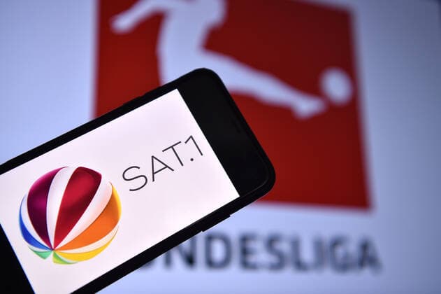TV-Hammer Sat.1 kauft Bundesliga Live-Rechte Sat.1 schlägt bei der Vergabe der Bundesliga TV-Rechte zu. Der Free-TV Sender hat ein Live-Rechte Paket erworben. Pro Saison werden laut Deutscher Presse-Agentur neun Spiele live übertragen. *** TV Hammer Sat 1 buys Bundesliga live rights Sat 1 beats in the allocation of Bundesliga TV rights The Free TV channel has acquired a live rights package According to the German Press Agency, nine matches will be broadcast live each season xHDx