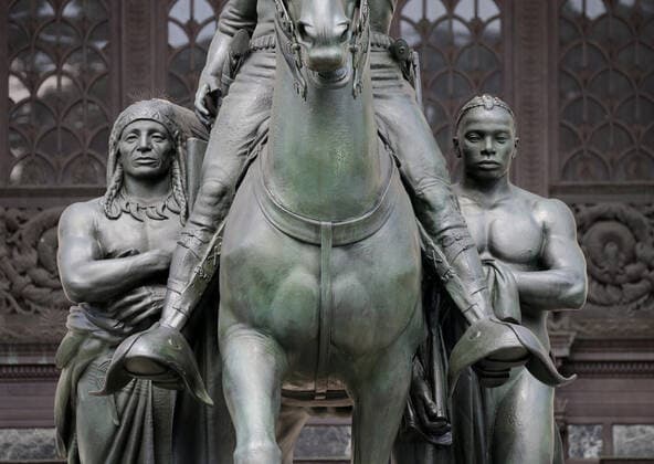 News Bilder des Tages Police barricades surround the area around a bronze statue of former President Theodore Roosevelt at the American Museum Of Natural History in New York City on Monday, June 22, 2020. The statue of the 26th president flanked by walking Native American and African figures was unveiled to the public in front of the museum s Central Park West entrance in 1940. Statues in the United States and around the world have been knocked down, removed and vandalized as a debate swirls over monuments that represent possible racial oppression.  NYP20200622102 JOHNxANGELILLO