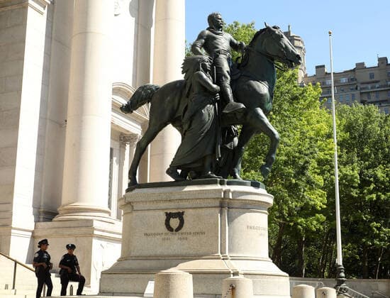 June 22, 2020, New York, New York, USA: A view of the Teddy Roosevelt statue flaked with a Native American man and an African man in front of the American Museum of Natural History. The museum decided it will remove the statue which has been in front of the Central Park entrance since 1940 due to it s racist depiction of African Americans and Indigenous people. New York USA - ZUMAk03_ 20200622_zaf_k03_022 Copyright: xNancyxKaszermanx