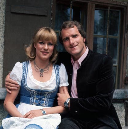 Die Leute von Feichtenreut, 1976 Deutsche Schauspieler Lisa Fitz und Bernhard Helfrich in der Fernsehkomödie Die Leute von Feichtenreut, Regie: Franz Peter Wirth, 1976. German actors Lisa Fitz and Bernhard Helfrich starring in TV-Comedy Die Leute von Feichtenreut, Director: Franz Peter Wirth, 1976., Deutschland Copyright: Impress UnitedArchives00025853 EDITORIAL USE ONLY