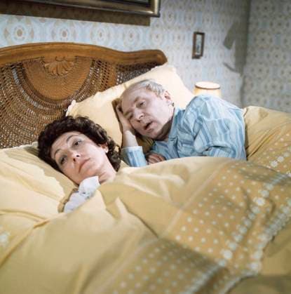 Das Mondgesicht, 1977 Heidy Forster und Erich Will liegen im Bett in Das Mondgesicht, Regie: Werner Koch, 1977. Heidy Forster and Erich Will lying in bed in Das Mondgesicht, Director, Erner Koch, 1977., Deutschland Copyright: Impress UnitedArchives00026217 EDITORIAL USE ONLY