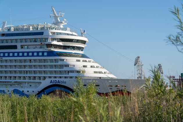 Lockdown wegen Coronakrise - Kreuzfahrtschiffe AIDAblu und AIDAperla liegen am Hamburg Cruise Center Steinwerder im Hamburger Hafen - im Bild AIDAblu;Lockdown wegen Coronakrise - Kreuzfahrtschiffe AIDAblu und AIDAperla liegen am Hamburg Cruise Center Steinwerder im Hamburger Hafen - im Bild AIDAblu, Hamburg Hamburg Deutschland Steinwerfer