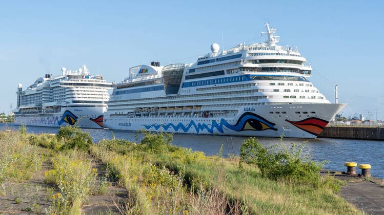 Lockdown wegen Coronakrise - Kreuzfahrtschiffe AIDAblu und AIDAperla liegen am Hamburg Cruise Center Steinwerder im Hamburger Hafen -;Lockdown wegen Coronakrise - Kreuzfahrtschiffe AIDAblu und AIDAperla liegen am Hamburg Cruise Center Steinwerder im Hamburger Hafen -, Hamburg Hamburg Deutschland Steinwerfer
