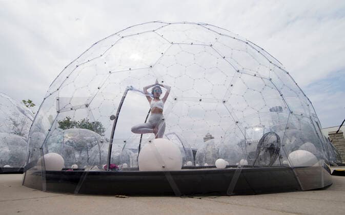 News Bilder des Tages (200623) -- TORONTO, June 23, 2020 -- A woman performs a yoga posture in a dome in Toronto, Canada, on June 22, 2020. A new pop-up event called Hot Yoga has been held in Toronto from June 21 to July 31. People can take part in yoga classes inside their own private dome to prevent the spread of COVID-19. (Photo by Xinhua) CANADA-TORONTO-COVID-19-YOGA DOMES ZouxZheng 