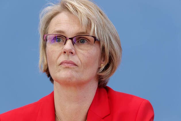 Karliczek stellt Bildungsbericht 2020 vor 2020-06-22, Berlin, Deutschland - Bundespressekonferenz. Anja Karliczek (CDU), Bundesministerin für Bildung und Forschung (r), die Ministerin für Bildung des Landes Rheinland-Pfalz und Präsidentin der Kultusministerkonferenz KMK, und der Geschäftsführender Direktor des DIPF Leibniz-Institut für Bildungsforschung und Bildungsinformation, stellen den nationalen Bildungsbericht 2020 vor.