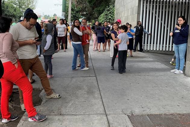People leave their homes after hearing the seismic alert in different municipalities of Mexico City, Mexico, 23 June 2020. An earthquake of magnitude 7.1 was registered 12 kilometers from the municipality of Crucecita, in the southern state of Oaxaca, and was felt in various parts of the country activating the seismic alert in the capital. 7.1 magnitude earthquake shakes southern and central Mexico !ACHTUNG: NUR REDAKTIONELLE NUTZUNG!  Copyright: xJosexPazosx MEX3060 20200623-637285340193920280