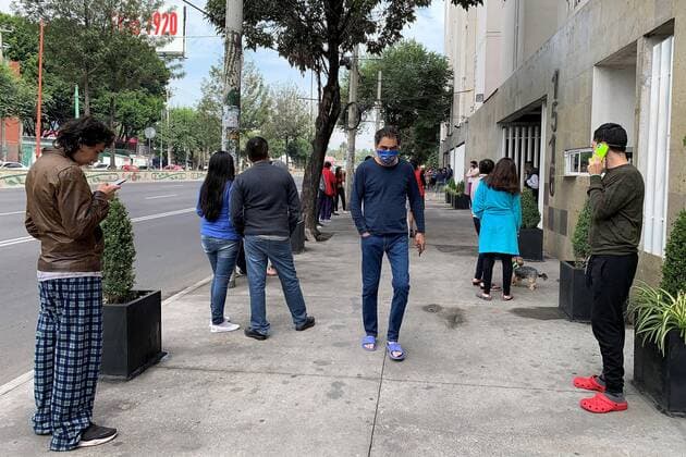 People leave their homes after hearing the seismic alert in different municipalities of Mexico City, Mexico, 23 June 2020. An earthquake of magnitude 7.1 was registered 12 kilometers from the municipality of Crucecita, in the southern state of Oaxaca, and was felt in various parts of the country activating the seismic alert in the capital. 7.1 magnitude earthquake shakes southern and central Mexico !ACHTUNG: NUR REDAKTIONELLE NUTZUNG!  Copyright: xJosexPazosx MEX3061 20200623-637285340220170248