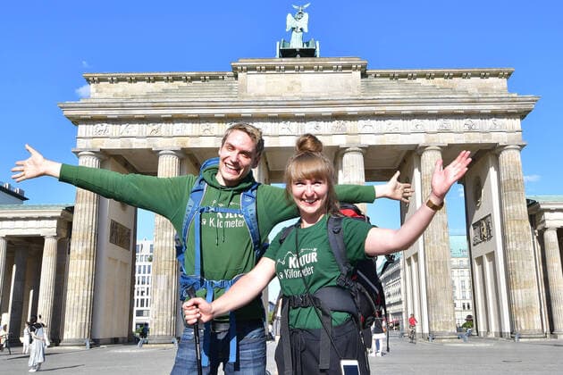 Bilder des Jahres 2020, Entertainment 06 Juni Entertainment Themen der Woche KW26 Entertainment Bilder des Tages Laura & Meik laufen 750 Km für die KULTUR Laura & Meik Nach dreiwoechiger PIlgerreise fuer die Cortona angeschlagene Kulturlandschaft, endlich am Ziel: Laura & Meik erreichen mit Rucksack & Smartphone nach 750 km Fußmarsch durch die Theaterlandschaft in Deutschland das Brandenburger Tor zum Fototermin in Berlin am 23.06.2020 *** Laura Meik walk 750 km for CULTURE Laura Meik After a three-week journey for the Cortona, the cultural landscape has been damaged, finally at the destination Laura Meik with backpack Smartphone after a 750 km walk through the theatrical landscape in Germany reaches the Brandenburg Gate for the photo session in Berlin on 23 06 2020 Photopress Mueller
