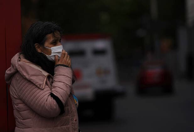 (200623) -- MEXICO CITY, June 23, 2020 -- A woman with a face mask reacts after an earthquake in Mexico City, capital of Mexico, on June 23, 2020. An earthquake with a magnitude of 7.4 jolted 12 km SSW of Santa Maria Zapotitlan of Mexico at 15:29:05 GMT on Tuesday, the U.S. Geological Survey said. David de la Paz) MEXICO-MEXICO CITY-EARTHQUAKE e DAVIDxDExLAxPAZ 