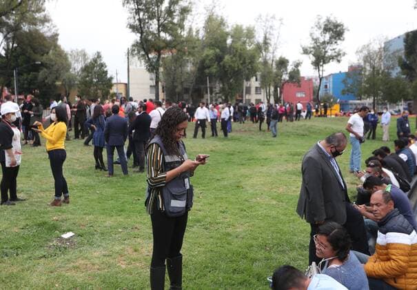 People leave their homes after hearing the seismic alert at the zone of Tlatelolco, in Mexico City, Mexico, 23 June 2020. An earthquake of magnitude 7.1 was registered 12 kilometers from the municipality of Crucecita, in the southern state of Oaxaca, and was felt in various parts of the country activating the seismic alert in the capital. 7.1 magnitude earthquake shakes southern and central Mexico !ACHTUNG: NUR REDAKTIONELLE NUTZUNG!  Copyright: xMarioxGuzmanx MEX3075 20200623-637285399161277873